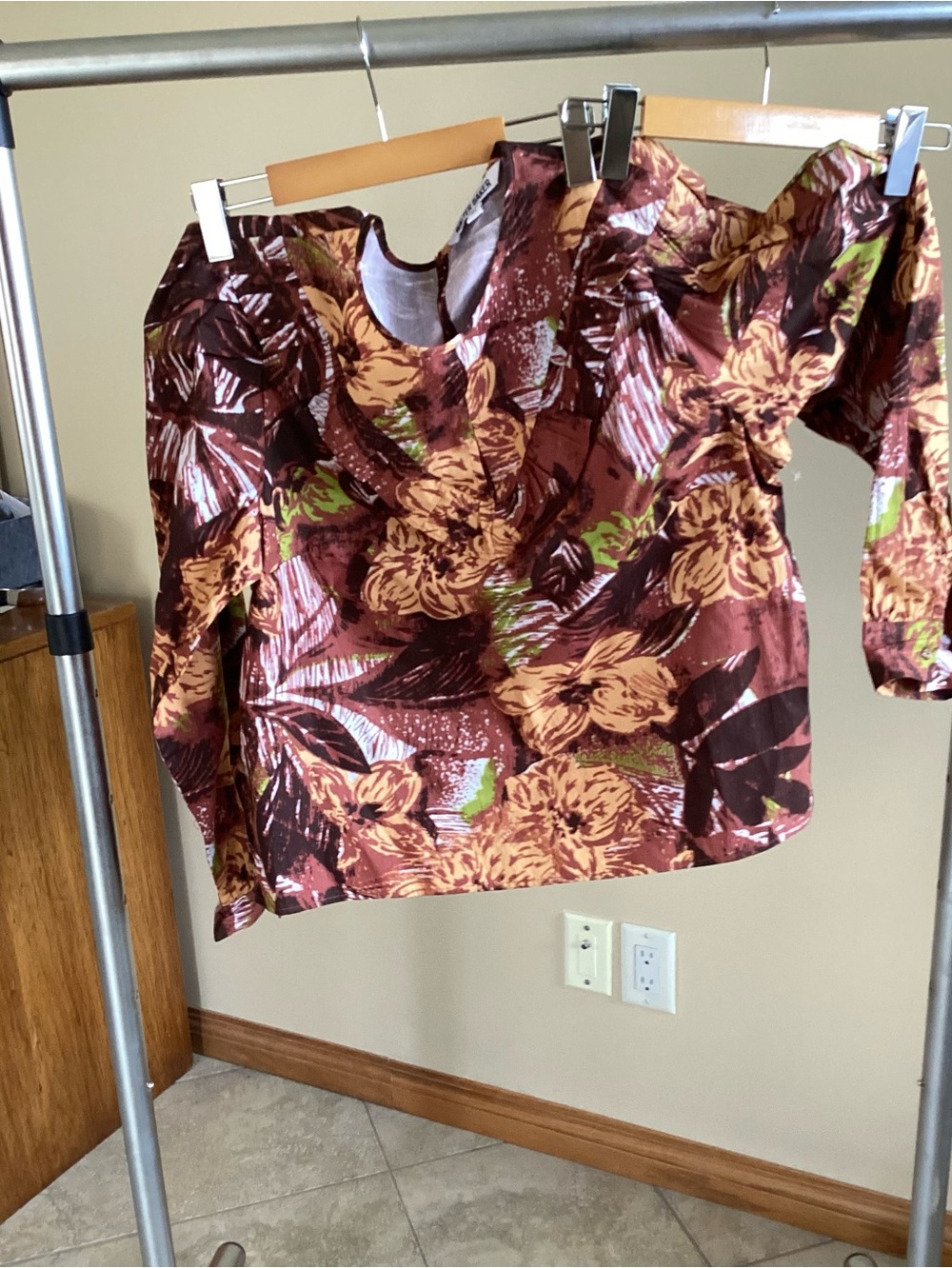 Walter Baker Brown Floral Print long sleeve ruffle blouse